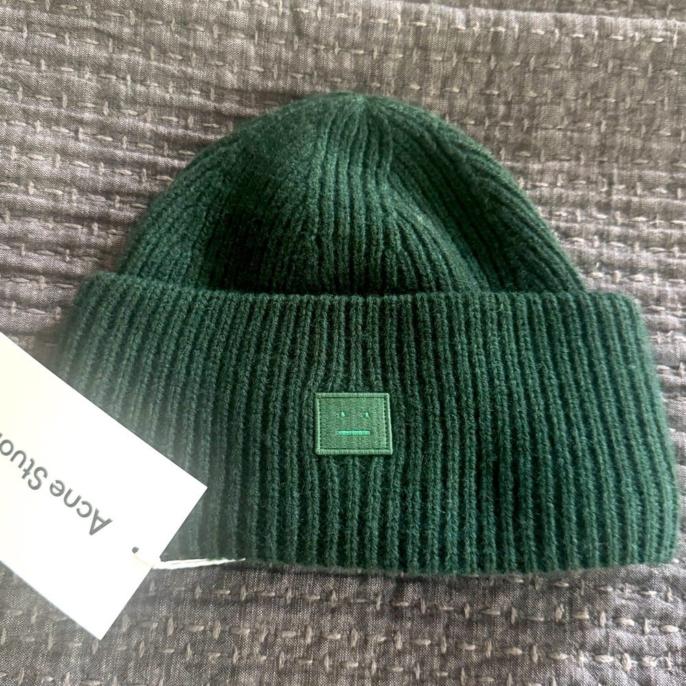 Acne Studios large face logo beanie. O/S. Unisex. Hunter green.